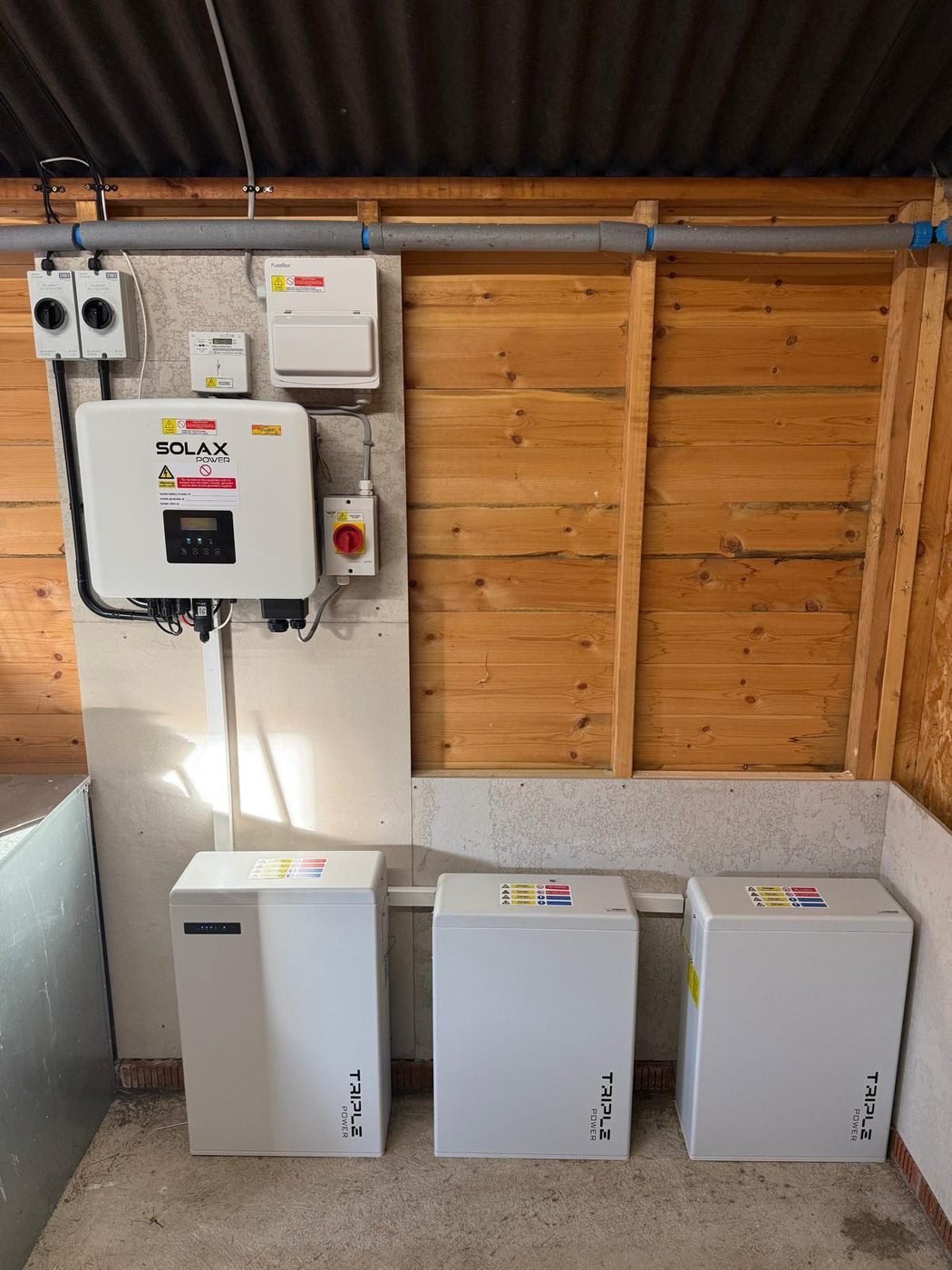 Solar inverter with three battery storage units